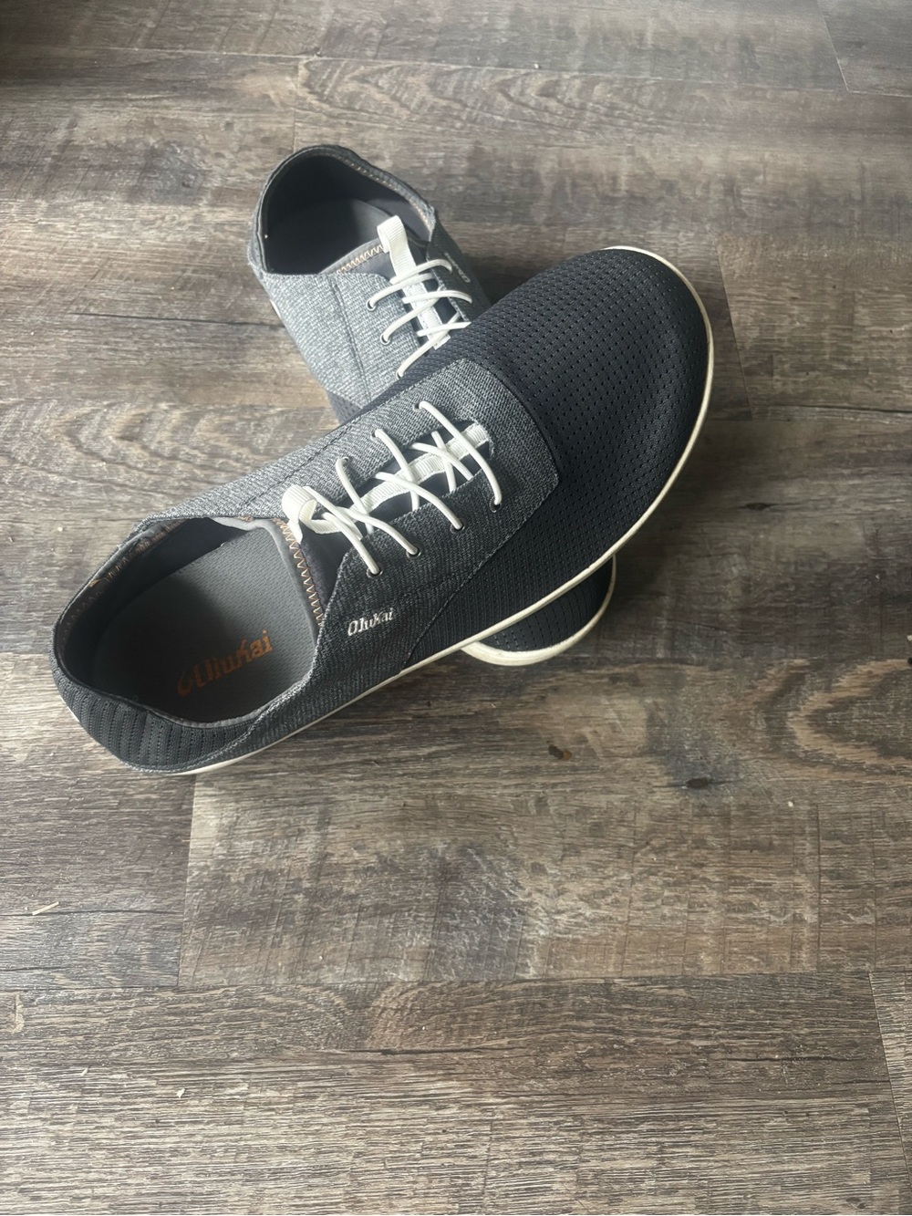 OluKai Men's Black and Gray Low-Top Lace-Up Sneakers